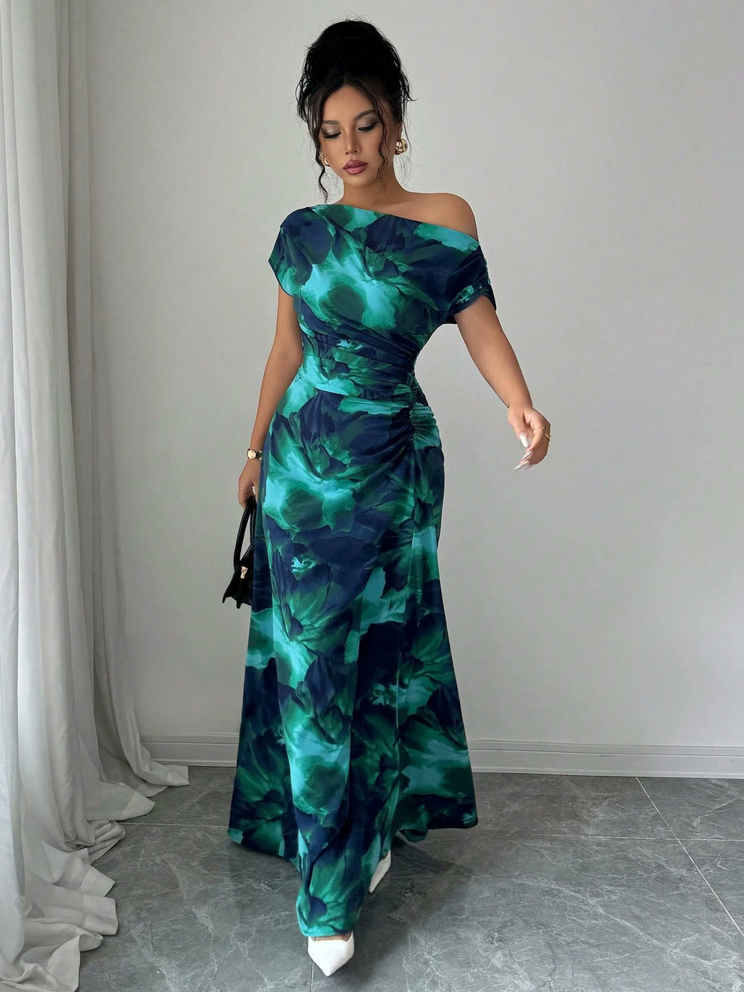 Vestido Esmeralda - caída satinada al andar